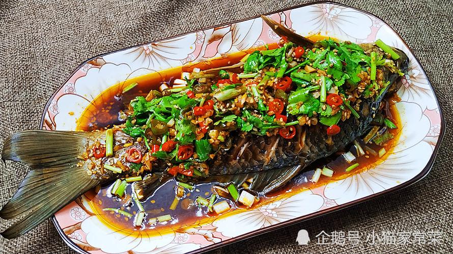 凉拌鱼是一道丰富多彩的中国传统名菜，它是一道以海鱼肉为主料，搭配各种佐料制作而成的美味佳肴
