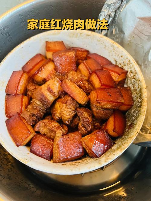 摘要：家用红烧肉可以说是中国人餐桌上的必备菜式，它以最原始的烹饪方法让食材的原味得以释放