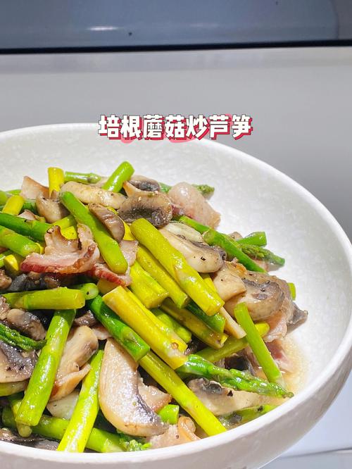 芦笋是一种绿叶蔬菜，既可以生吃也可以煮吃