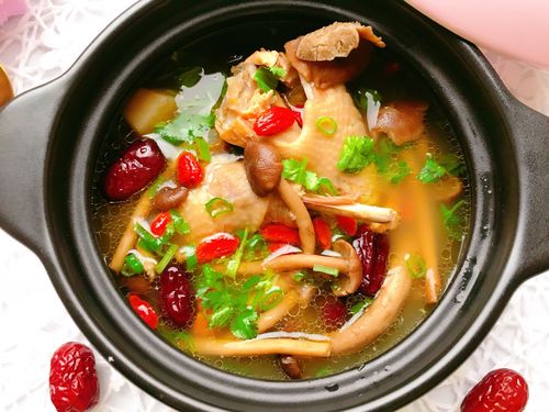 摘要：煲母鸡汤是一道非常受欢迎的中式汤品，它具有补血养血、益气安神、滋阴润燥的功效
