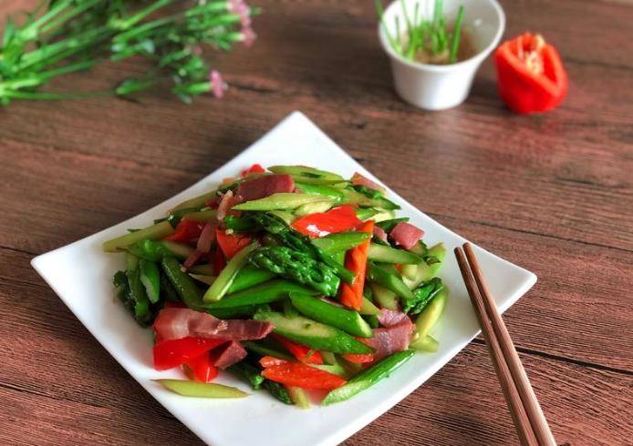 摘要：芦笋炒腊肉是中国传统的家常菜新鲜的芦笋和腊肉的完美结合搭配相应的佐料
