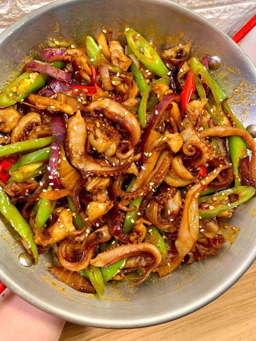 摘要：干鱿鱼炒菜是一道很受欢迎的中国家常菜，做法也比较简单